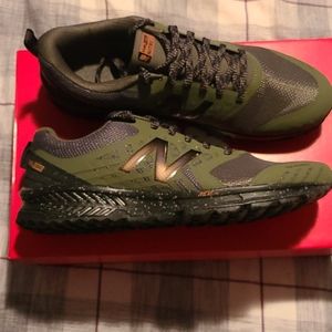 New Balance Mens 11.5 Trail Running sneakers NIB